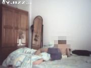 情侣自拍在女生家中偷偷打炮