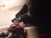 门缝高度紧张偷拍母女走光