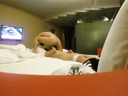 大学美女酒店援交时被变态男一直猛操嘴巴,自己坐在鸡鸡上干