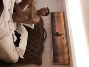 中年男趁朋友喝醉把他高颜值性感女友带到酒店强行扯掉衣服