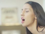 项目经理正在工作被高挑性感混血美女秘书打扰道歉不行被扒光激情肉战