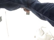 多角度偷拍3个颜值不错美女嘘嘘牛仔裤妹子挺有公德心