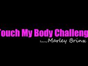 花臂纹身国外大妞红布蒙上眼睛玩游戏 沙发上道具插BB大屌后入猛插