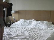 在宾馆边拍摄高清裸照，边被爆操