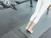 汪珍珍在健身会所练瑜伽被洋老外康爱福撕破练功裤啪