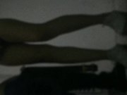 猥琐四眼男大白天与女友楼梯口打炮脱个精光大声呻吟后入站立劈腿干