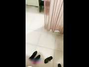 淫騷眼鏡少婦性感黑絲跳蛋自慰沖洗後跟炮友口交啪啪-1