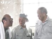 工厂拖欠工资绝色老板娘被数名老工人轮番狂操1