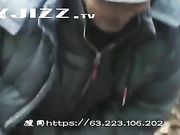 林中老头求欢半老徐娘完事后百元大钞挥出