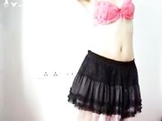 嫩嫩的美少女小美家中各种制服丝袜诱惑之后抠逼到高潮