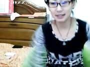 少妇骚网友经不住我撩拨 抠起了骚逼