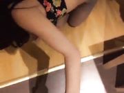 对着镜子拿着摄像机把丝袜美女从地上搞到床上