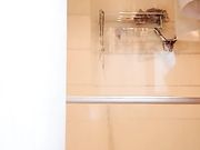 大奶美颜女主播自慰在洗手间把自己玩尿了