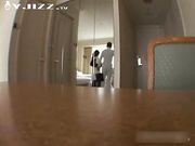 大奶白嫩人妻家中被两个快递员强行爆操然后内射