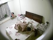 水滴摄像头偷拍小两口过夫妻生活老公卖力耕耘老婆忙着玩手机