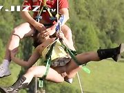 年轻情侣挑战极限做爱 蹦极时悬在空中快炮抽插真刺激
