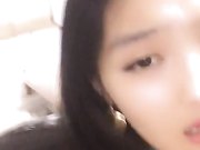 非常骚的哺乳人妻，按着炮友的头舔逼，吸口乳汁喂他喝，被压在身下爆草内射