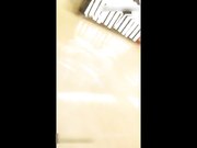 KTV卫生间包房一边唱一边操逼真缺德拿喝酒杯洗鸡巴-1