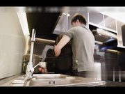 淫荡女网上买情趣玩具被快递小哥发现强行颜射