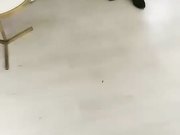 【雀儿漫天飞】约了个高颜值白衣长腿妹子，沙发上骑乘抽插猛操几下就高潮