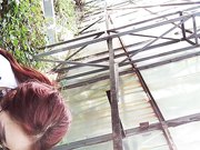 四眼仔和漂亮空姐制服美女大白天在绿化带广告牌后面啪啪口爆吞精