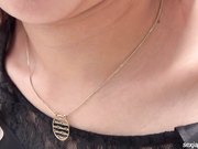 猥琐男户外偸拍休息中的短裙妹子被发现后故意露内内勾引他