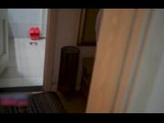 戀物控維修工偷配客戶鑰匙潛入美女家撞見提前回家的主人窒息折磨把玩肉體