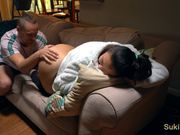 大肥屁股留学生贱货李美静被野蛮人男友沙发上爆肏太生猛了干到高潮尖叫内射