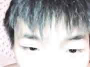 楚楚可怜的妹子既要劈柴干活，还要满足老公的性需求真可怜