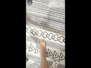 吃宵夜灌醉美女同事带回宿舍请她吃鸡巴呕吐物把床都弄脏了在地板干她