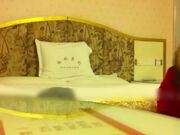 同城交友软件上认识的性感美女少妇聊熟后约出来和朋友一起玩3P