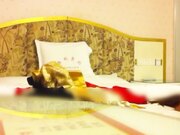 同城交友软件上认识的性感美女少妇聊熟后约出来和朋友一起玩3P