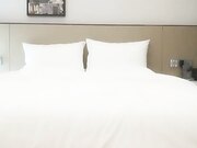 美女酒店被看上去文质彬彬鸡巴很大的帅小伙用尽全力狠狠操逼,干的啪啪响