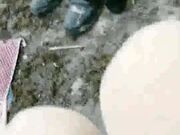 眼镜小妹的性生活，露脸户外激情铺块毯子就开始干