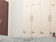 探花大队长约炮良家少妇，撕破丝袜内裤都没脱就草上了，按着小少妇的头口交