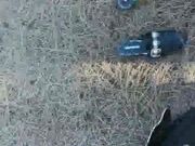 偷情的小骚货到了户外比炮友还主动，漏着个奶子主动掏出大鸡巴套弄往嘴里塞