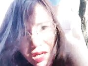 偷情的小骚货到了户外比炮友还主动，漏着个奶子主动掏出大鸡巴套弄往嘴里塞