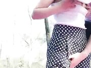 偷情的小骚货到了户外比炮友还主动，漏着个奶子主动掏出大鸡巴套弄往嘴里塞