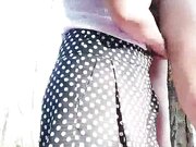 偷情的小骚货到了户外比炮友还主动，漏着个奶子主动掏出大鸡巴套弄往嘴里塞