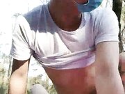 偷情的小骚货到了户外比炮友还主动，漏着个奶子主动掏出大鸡巴套弄往嘴里塞