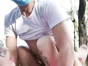 偷情的小骚货到了户外比炮友还主动，漏着个奶子主动掏出大鸡巴套弄往嘴里塞