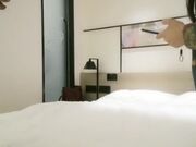 微信约炮良家少妇兼职外卖鸡酒店开房啪啪妹子穿着衣服身材还不错