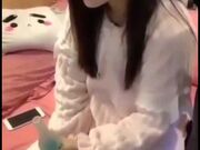 姐夫在汽水里加了安眠药给清纯气质小姨子喝迷倒后无套外射她屁股上