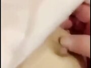 姐夫在汽水里加了安眠药给清纯气质小姨子喝迷倒后无套外射她屁股上