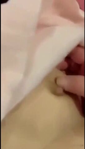 姐夫在汽水里加了安眠药给清纯气质小姨子喝迷倒后无套外射她屁股上