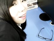 鸡年国外视频网站很火外貌非常淫骚的华裔美眉办公室被洋屌内射大屁股