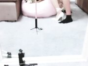 最新推特网红『亲嫂子』穿婚纱白丝袜白跟鞋在出租屋偷情做爱