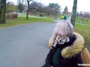 剧情演绎网红美少女伊娃人来人往的公园散步被色男搭讪用高额金钱引诱