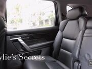 可爱小萝莉上车就想自慰，坐在后排脱下衣服，淫穴就禁不住流水了！