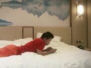 《韦小宝的第二春》3个单男宾馆约炮一块玩弄一个逼毛浓密性欲强的骚女